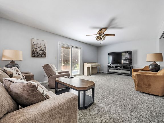 3rd image of 1727 Roosa Ln