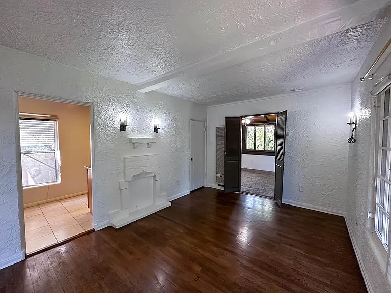 393 N Baldwin Ave — Photo 7