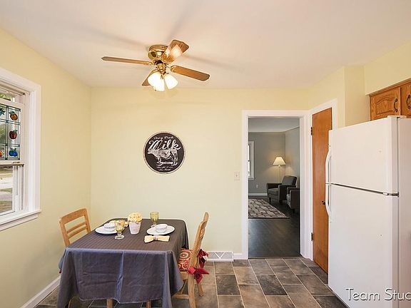 3rd image of 1254 Northlawn St NE