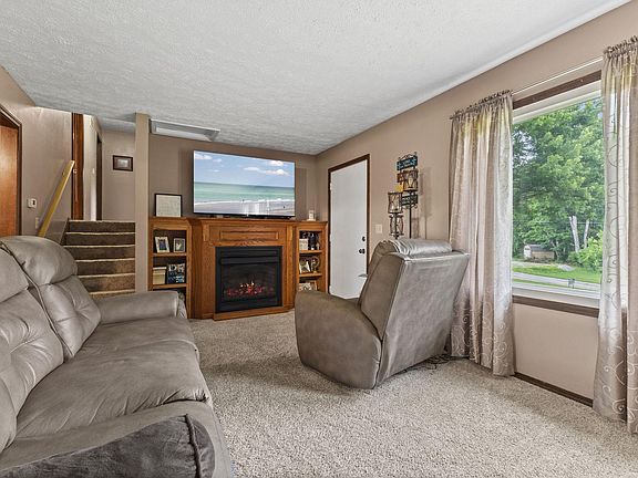 5th image of 3713 N Woodview Hills Dr