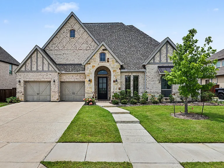 2200 Shady Hill Dr — Photo 1