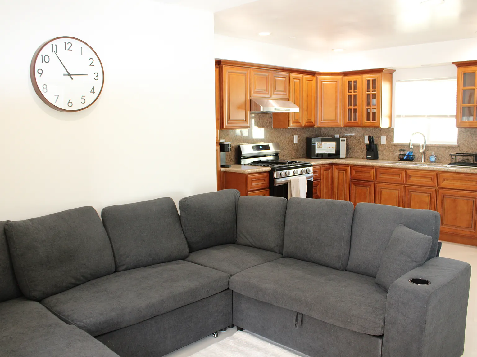 3 bed, 2.5 bath, 1200 sqft, $5,800 — Photo 4