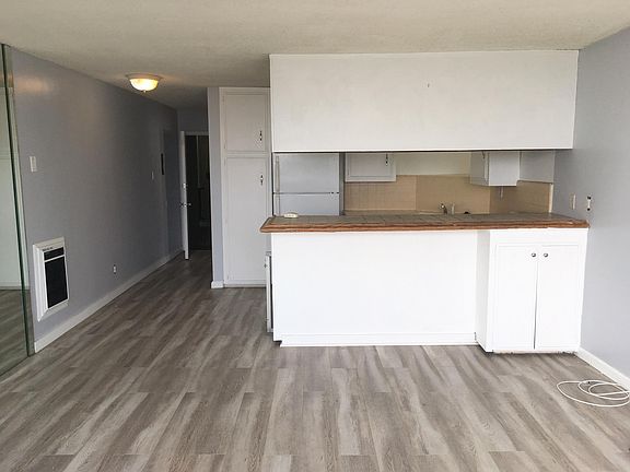 5th image of 15 54th Pl APT 7