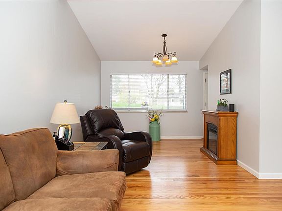 5th image of 1450 Surrey Dr