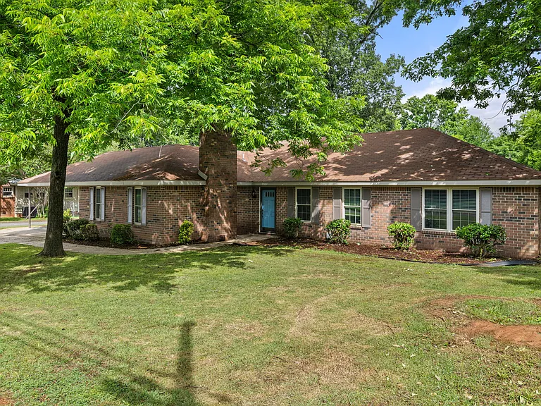 1618 Chisholm Rd — Photo 2