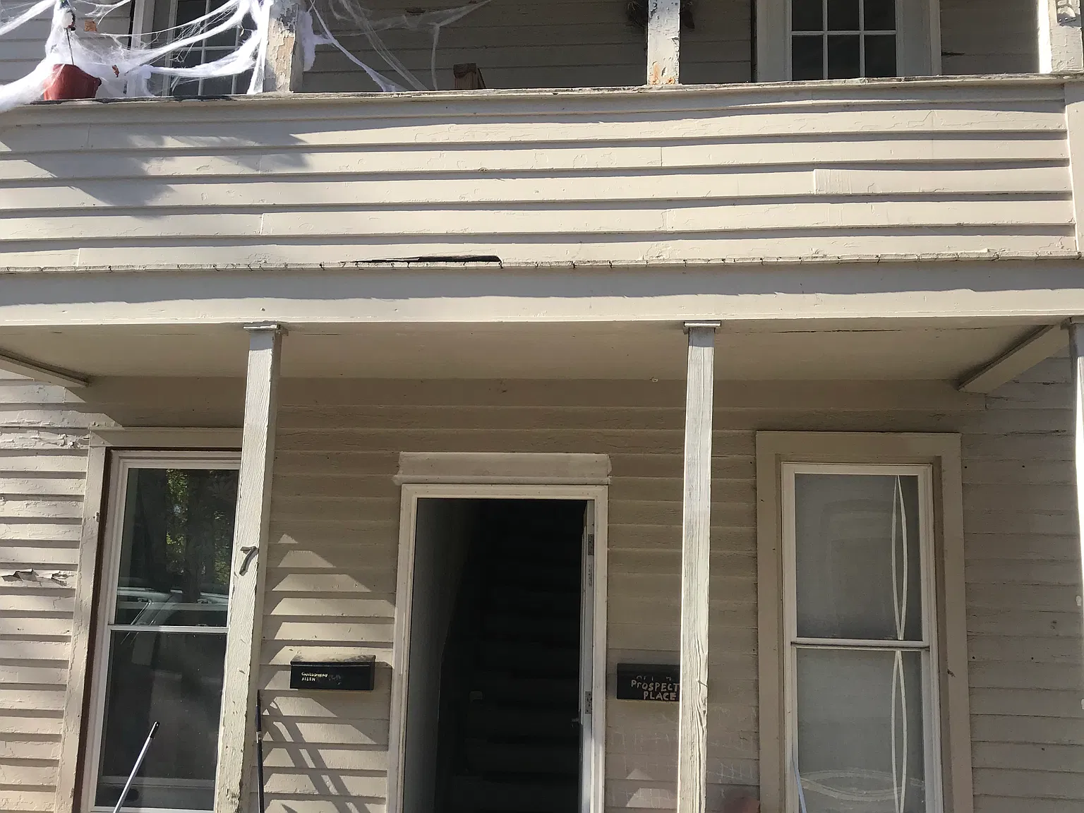 3 bed, 900 sqft, $1,300 — Photo 2