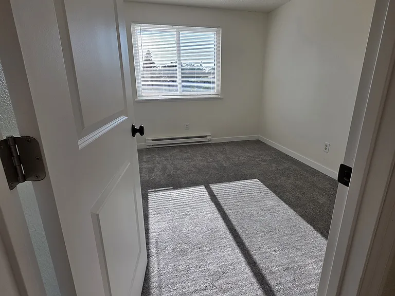 Middle bedroom
