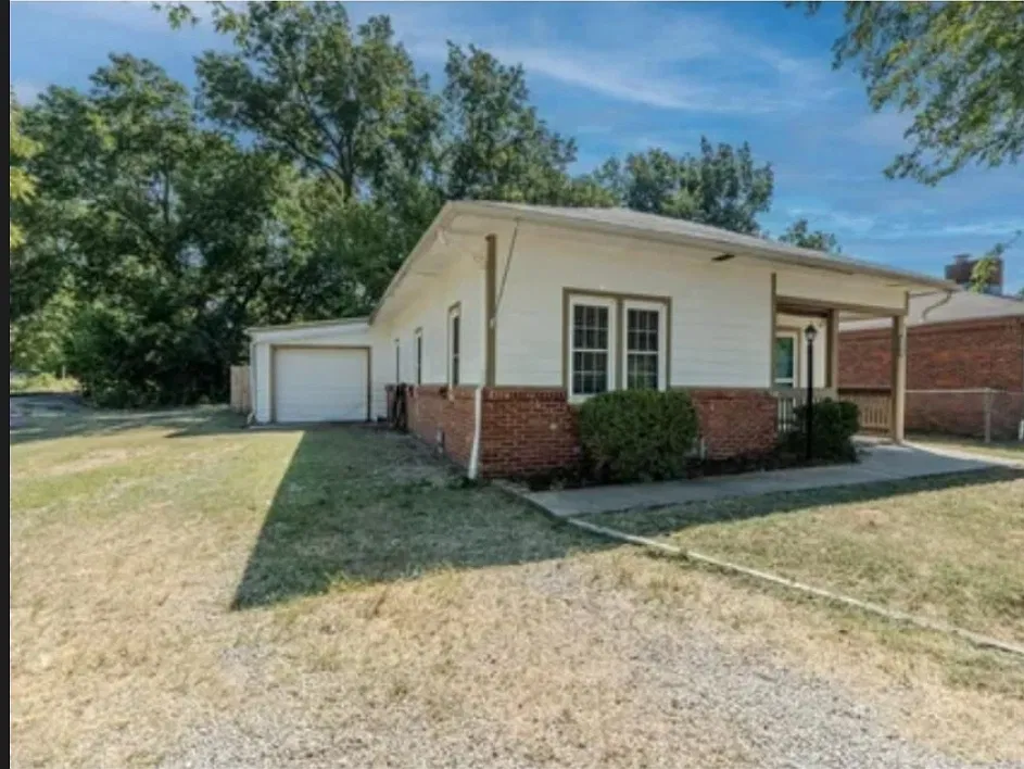 3 bed, 1311 sqft, $1,400 — Photo 2
