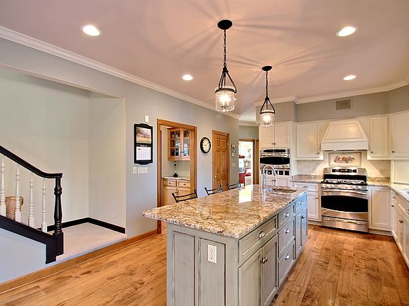 Kitchen w/ island