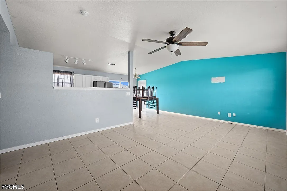 3 bed, 2.0 bath, 1176 sqft, $1,900 — Photo 2