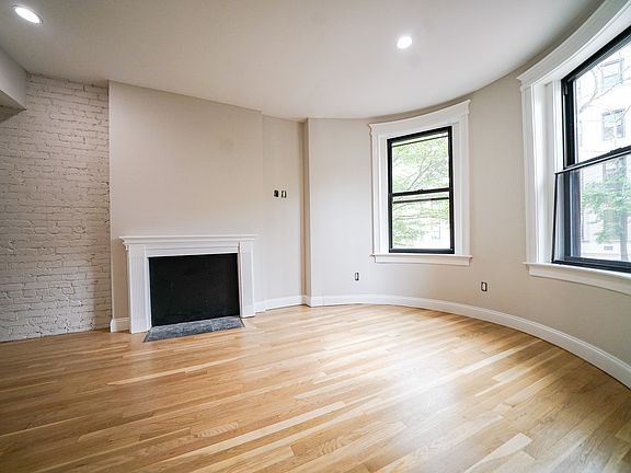 2nd image of 10 Blackwood St #124