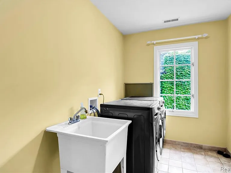 455 Linden Rd — Photo 39