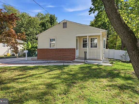 2nd image of 208 W Cedar Ave