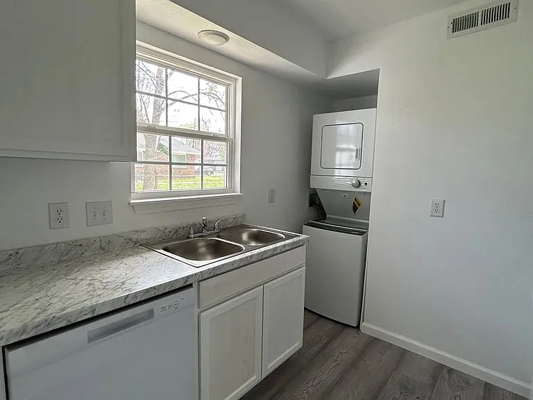 1300-1306 N Greenwich Ave — Photo 21
