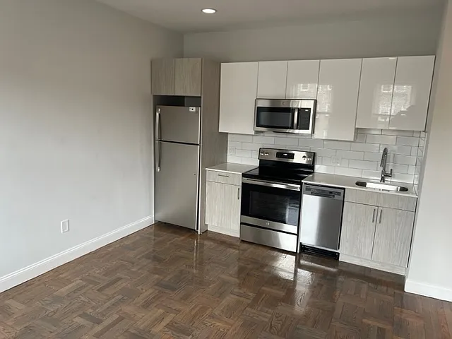 32 Queensberry St #10 — Photo 1