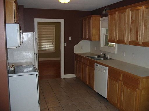 3rd image of 228 N Locust Ave