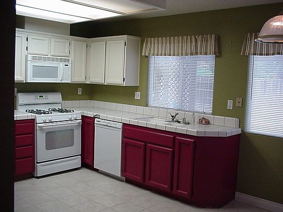 There's no sleeping in this kitchen! Dramatic colors guarantee it!