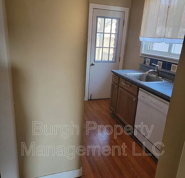 1316 Justine St — Photo 7