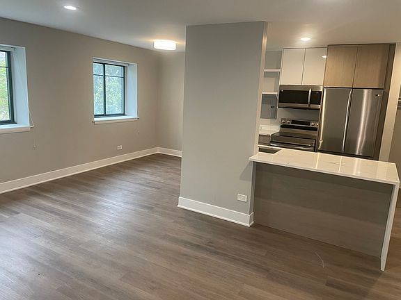 4th image of 1535 N Wieland St #3E
