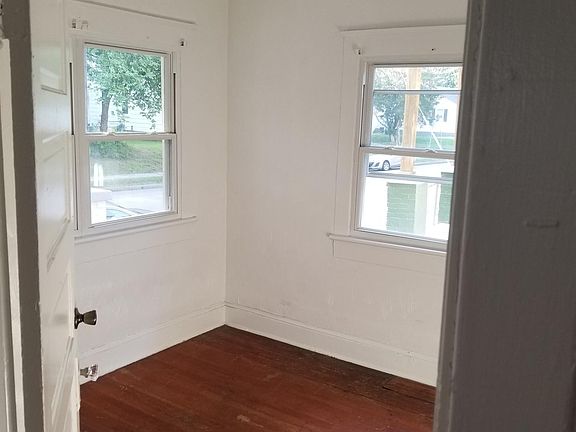5th image of 4909 Killam Ave