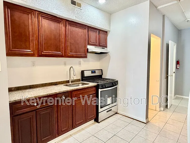 1537 A St SE #SE — Photo 7