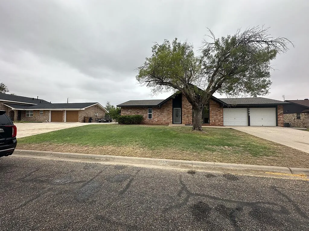 3 bed, 2.0 bath, 1390 sqft, $2,200 — Photo 2