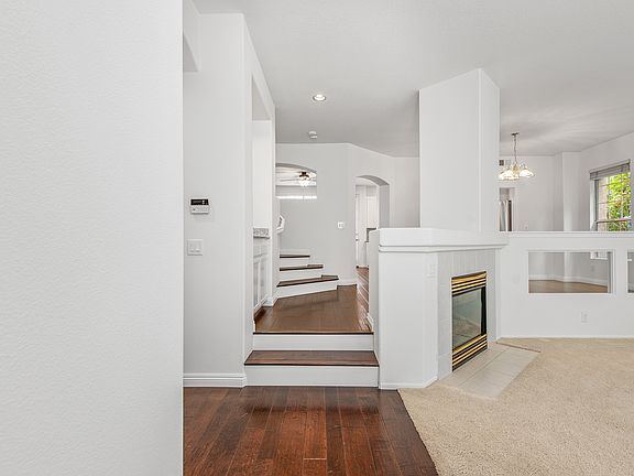 3rd image of 375 Avenida De Royale