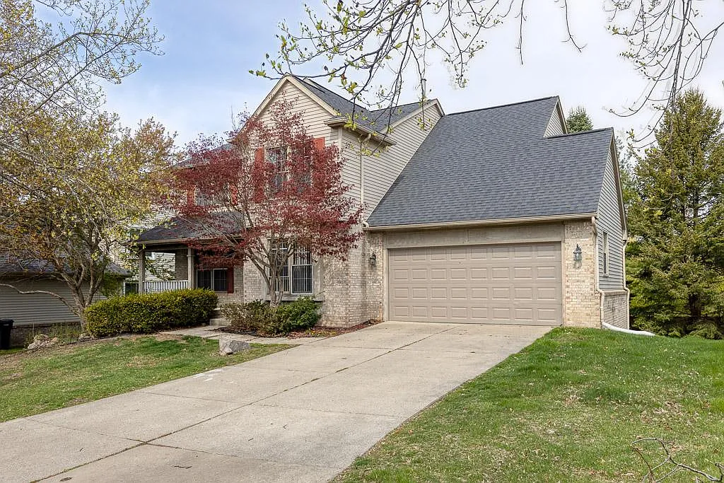 4 bed, 2.5 bath, 2700 sqft, $3,000 — Photo 1