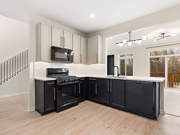 3rd image of 1526 Peachtree Ln