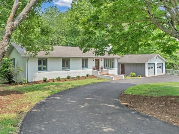 6170 Steeplechase Dr, Roanoke, VA 24018