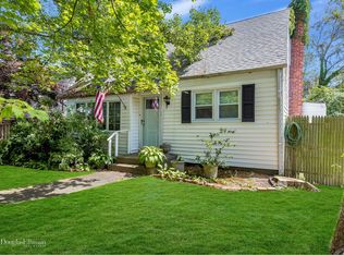 69 Hollywood Dr, Oakdale, NY 11769