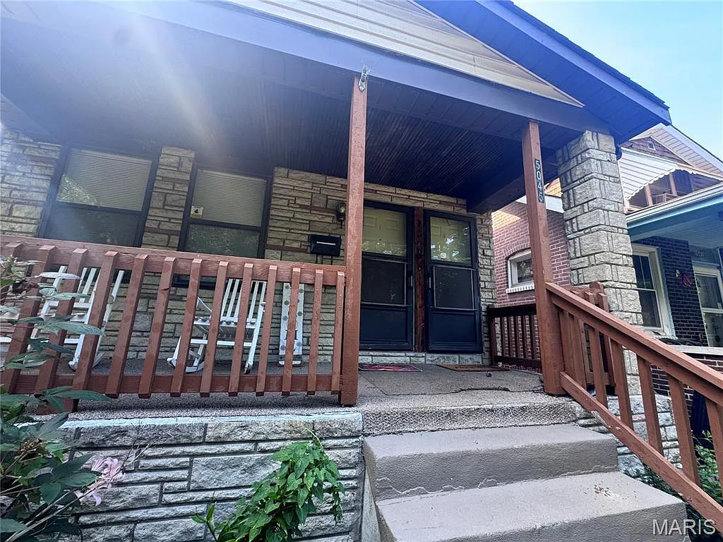 4 bed, 2.0 bath, 2384 sqft, $2,000 — Photo 2