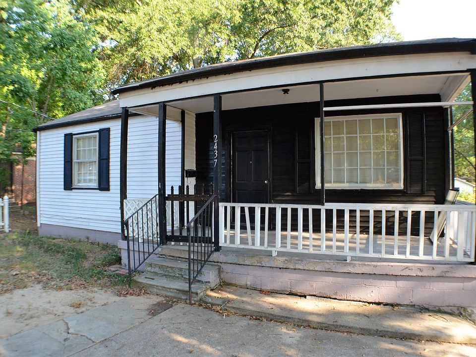 Close up of 2437 E 5th Street