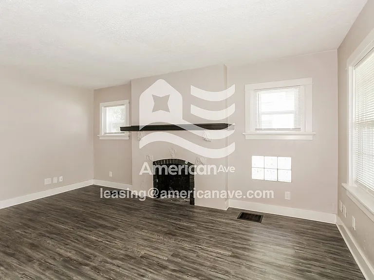 1643915_002_living_room_13946139.jpg