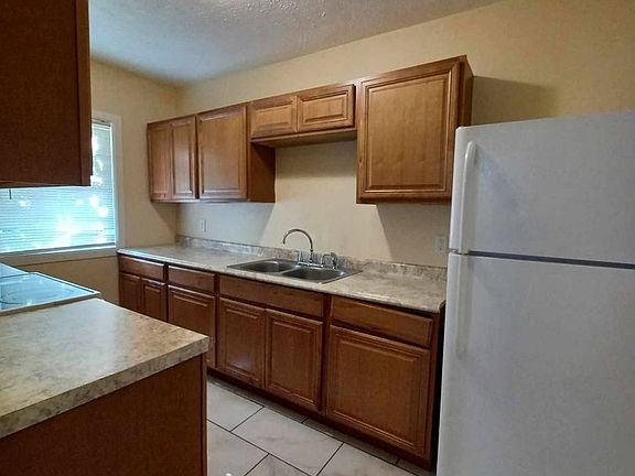 2nd image of 2422-24 Benderwirt Ave #2422-1