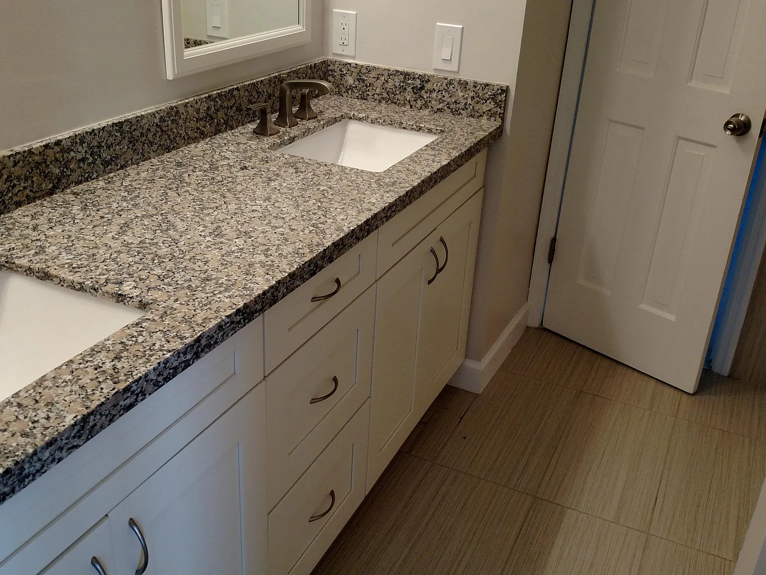 4 bed, 2.0 bath, 2200 sqft, $5,200 — Photo 4