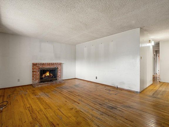 3rd image of 704 Cotton Tail Ave