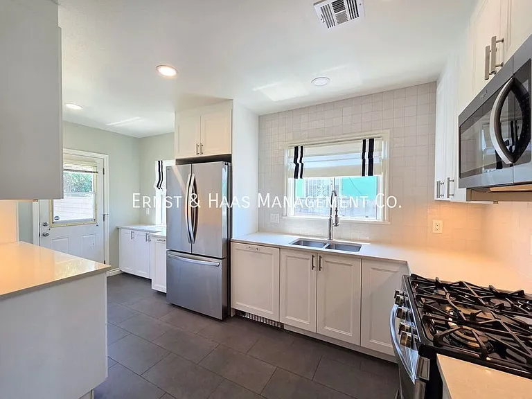 1926 Daisy Ave — Photo 8