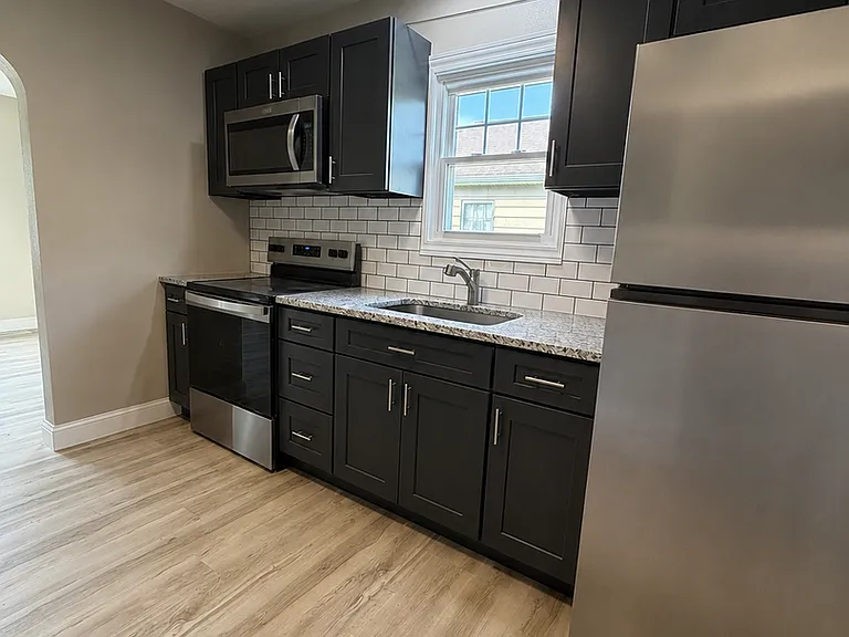 2556 Center St — Photo 5