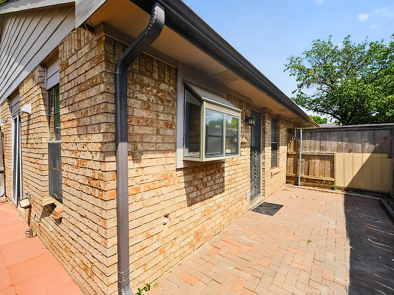 2111 E Belt Line Rd — Photo 26