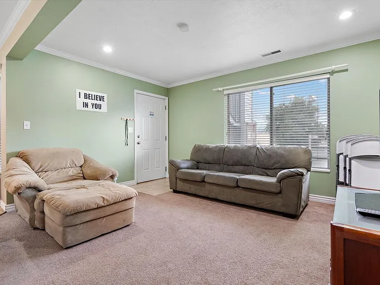 1541 N Riverside Ave #18 — Photo 2