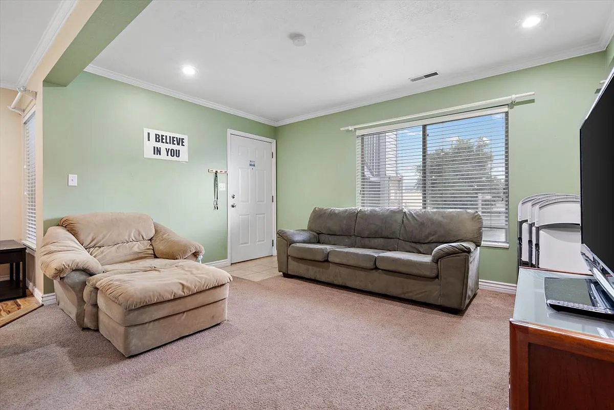Building Photo - 1541 N Riverside Ave #18