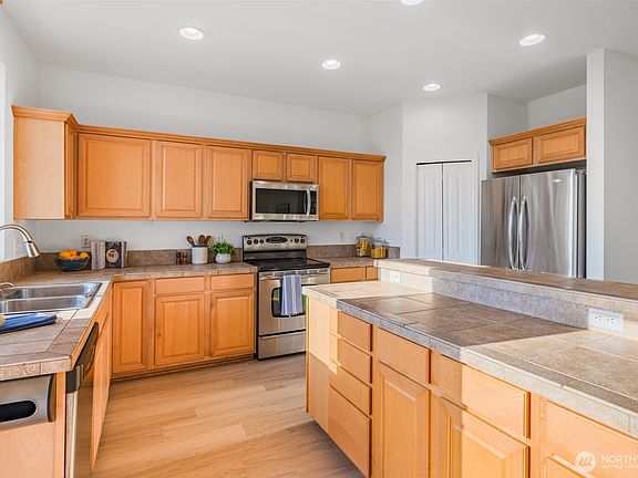 3rd image of 3910 61st Avenue E