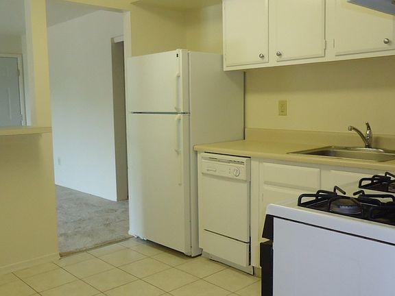 4th image of 6 Kensington Cir APT H