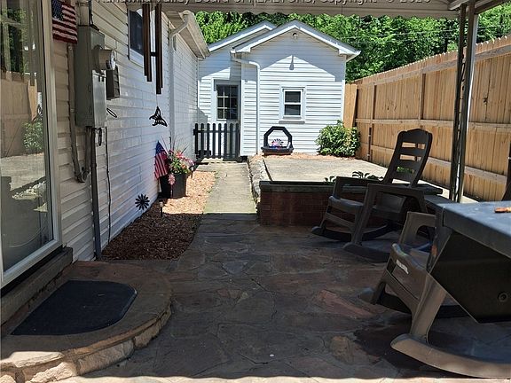 2nd image of 810 Thunderbird Dr