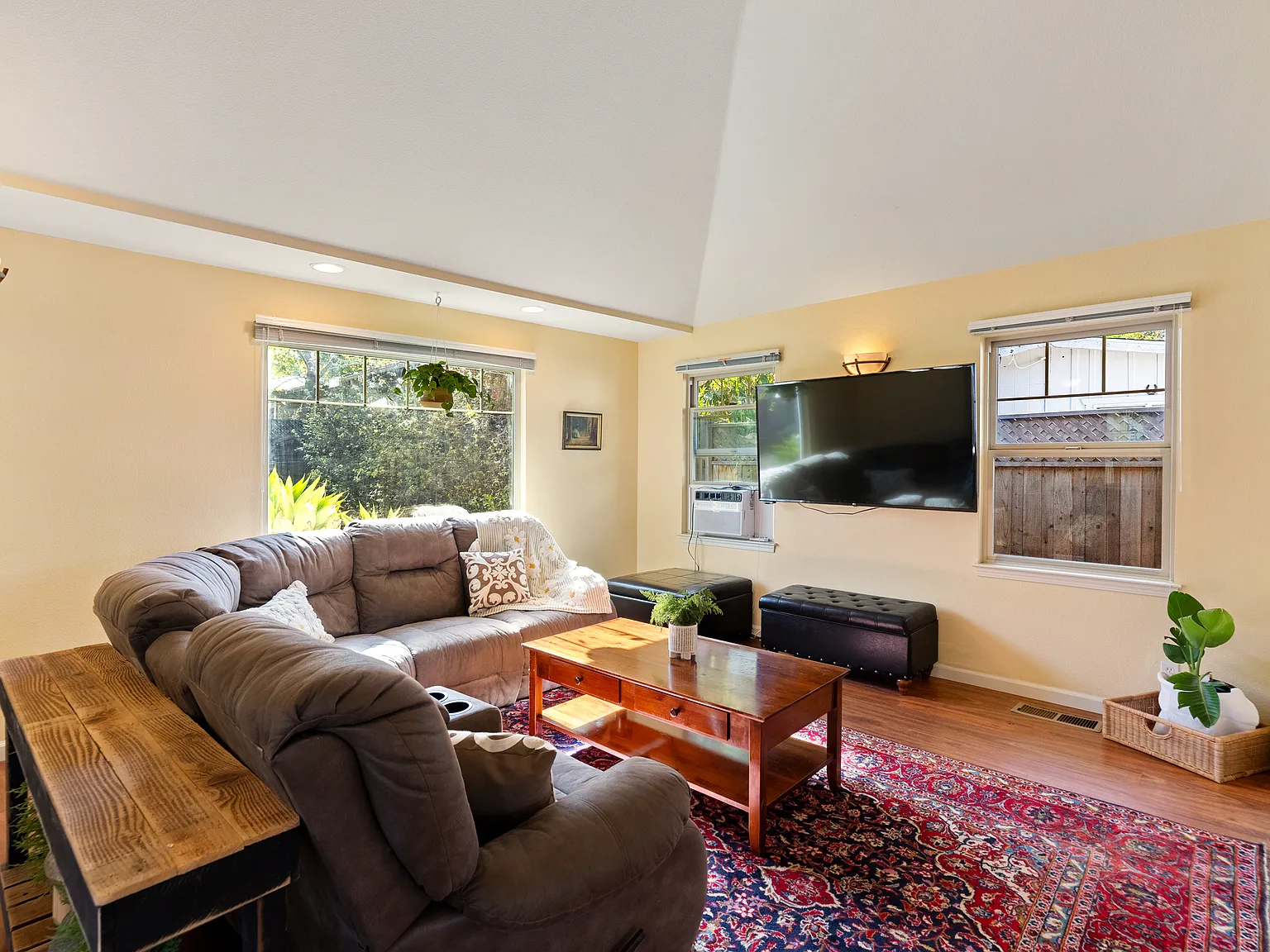 2 bed, 900 sqft, $4,300 — Photo 2