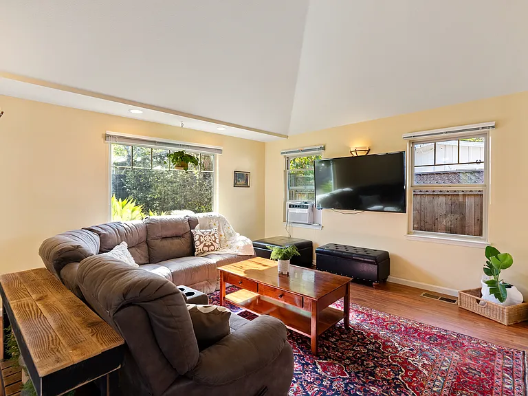 1310 Peach St — Photo 2