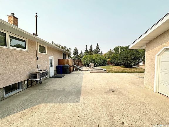 4th image of 436 Woodlawn Cres