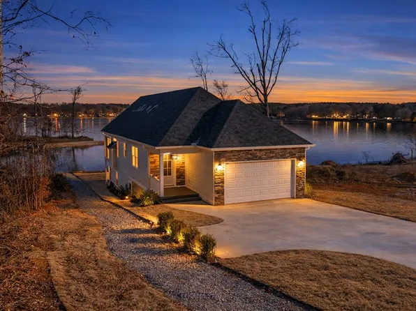 301 Portland Cir, Greenwood, SC 29649