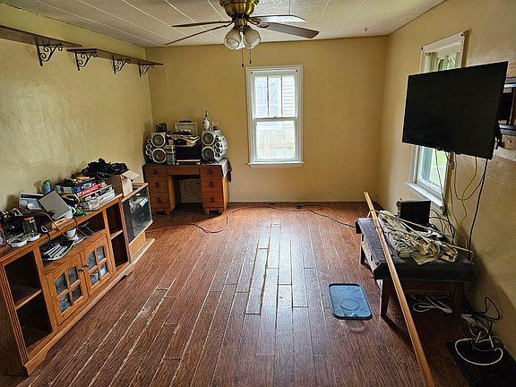 5th image of 1053 E Empire Ave